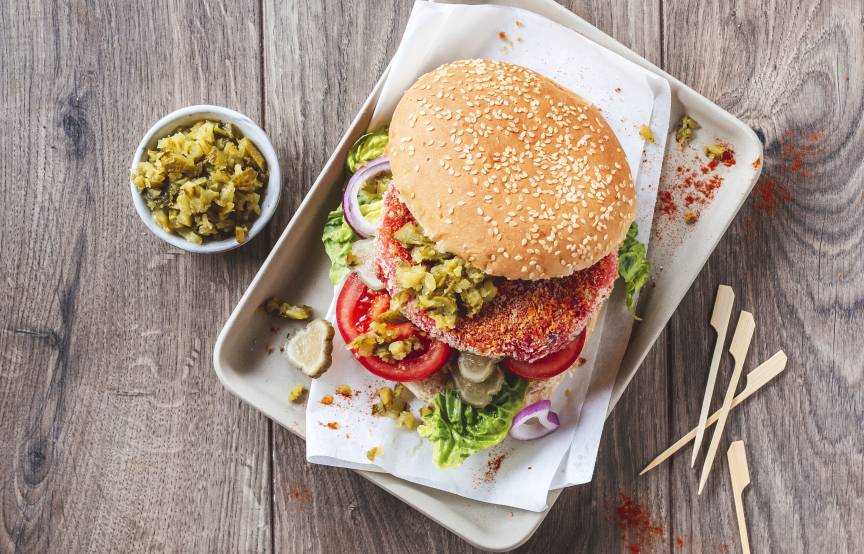 Vegane Burger mit Süßkartoffelpatty und Gurkenchutney