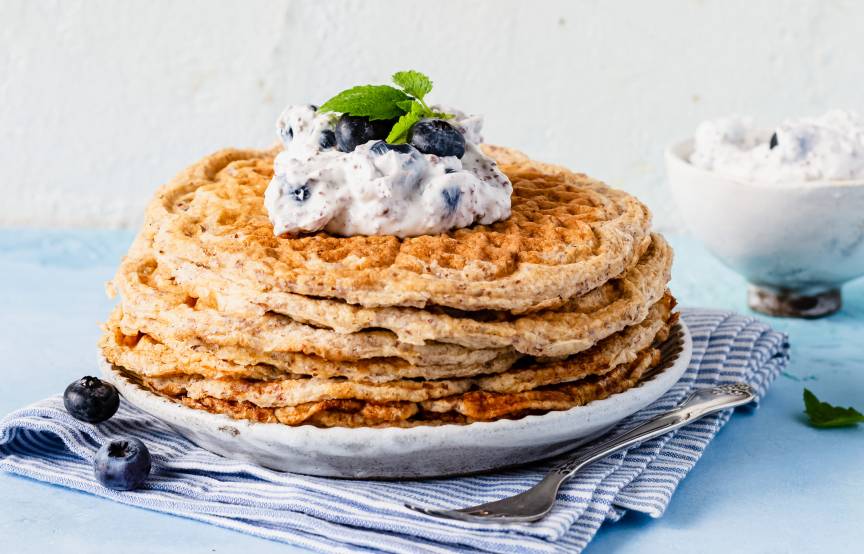 Low-Carb-Waffeln mit Blaubeerquark