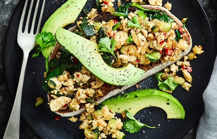 Tofu-Scramble mit Avocado