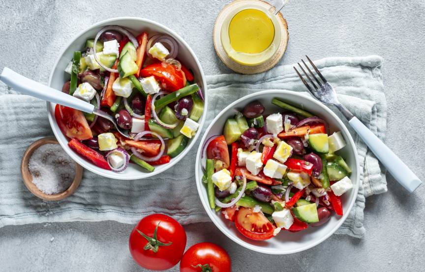 Griechischer Bauernsalat mit hellem Balsamicodressing