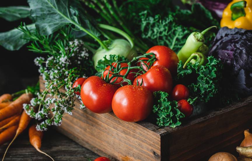 Holzkiste mit buntem Gemüse