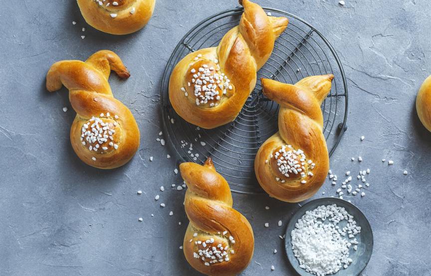 Hefezopfhasen mit Hagelzucker auf Gitter mit Hagelzucker in Schale