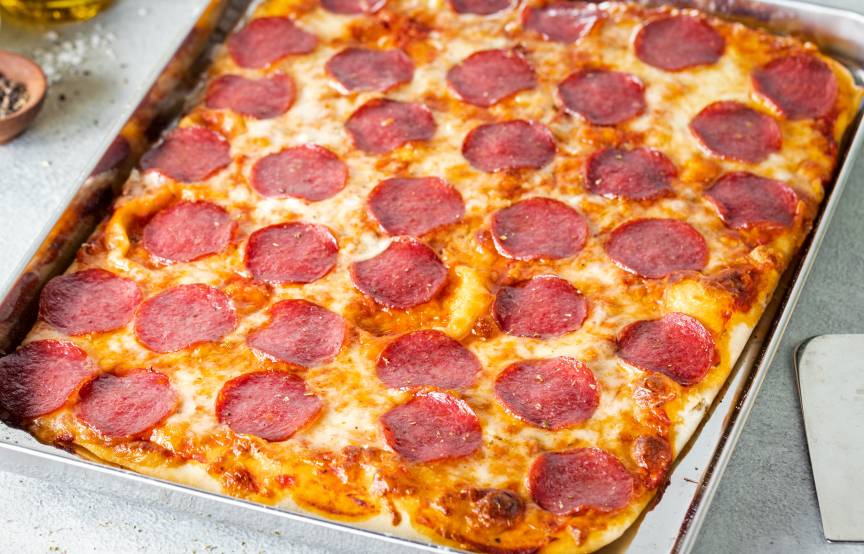 Salami-Pizza vom Blech