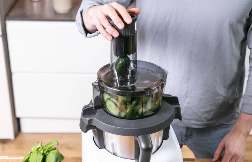 Gurke wird mit dem WunderSlicer® in Scheiben geschnitten