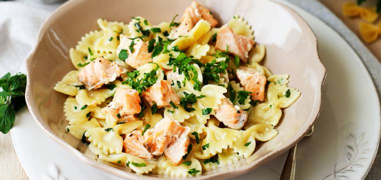Nudeln mit Lachs und Kräuter-Käsesoße Nudeln mit Lachs und Kräuter-Käsesoße