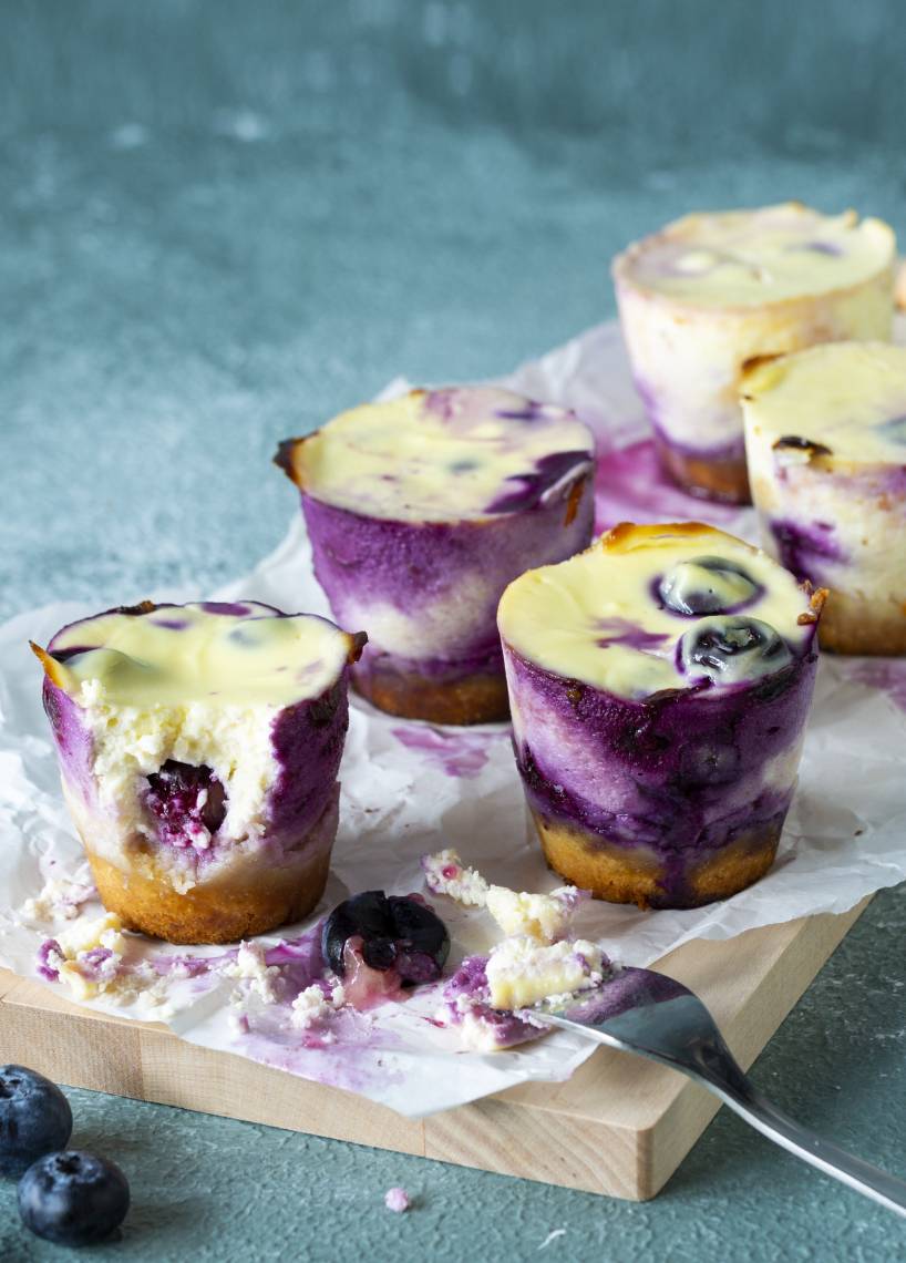 Low-Carb-Käsekuchenmuffins mit Blaubeeren