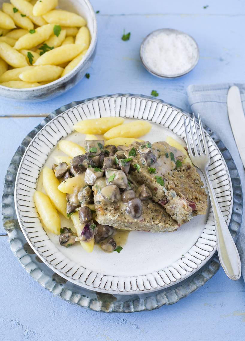 All-in-one-Hackbraten mit Schupfnudeln und Champignon-Rahmsoße