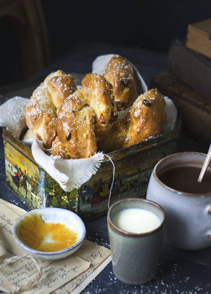 Aprikosen-Hefezöpfe mit Haselnüssen