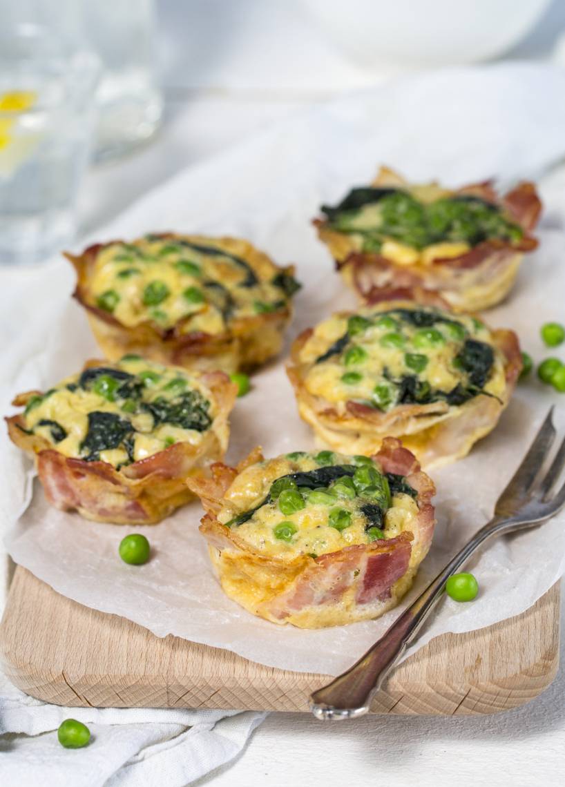 Bacon-Muffins mit Spinat, Erbsen und Ei