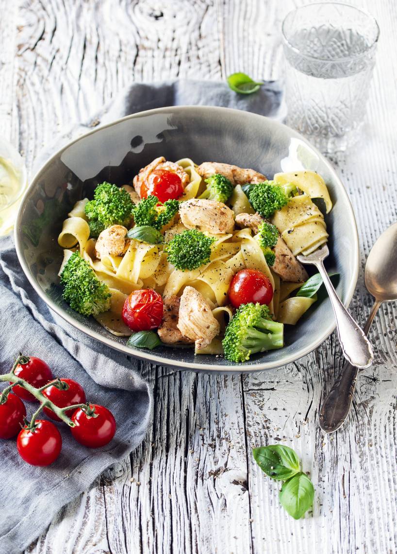 Bandnudeln mit würzigem Hähnchen, Brokkoli und Tomaten