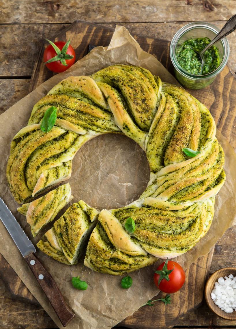 Basilikum-Brotkranz mit Knoblauch