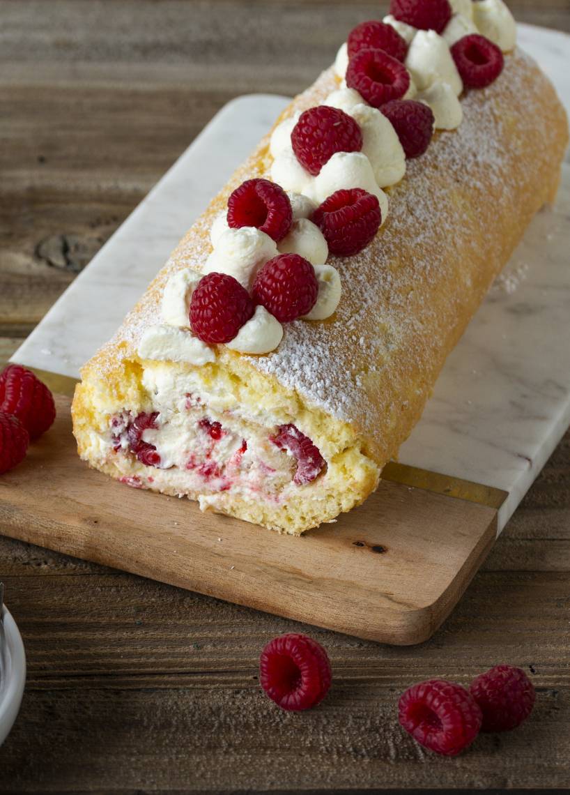 Biskuitrolle mit Mascarponecreme und Himbeeren