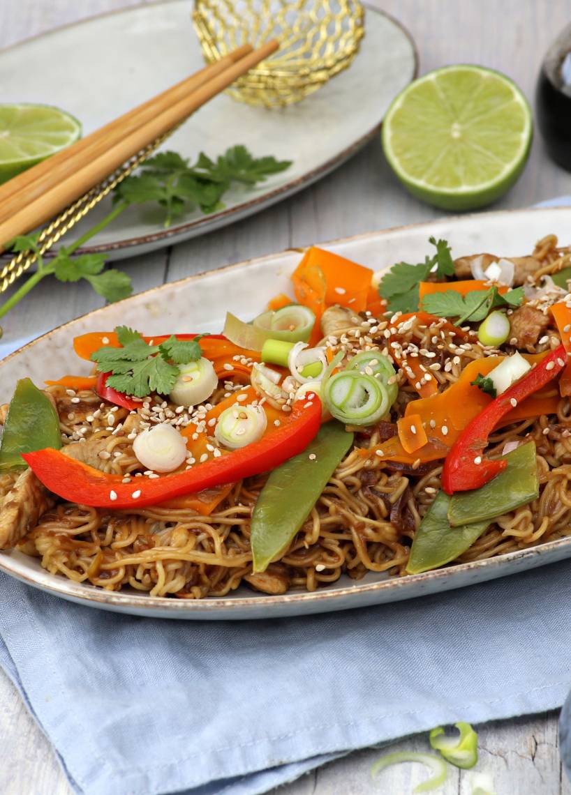 Bratnudeln mit Gemüse und Schweinefleisch