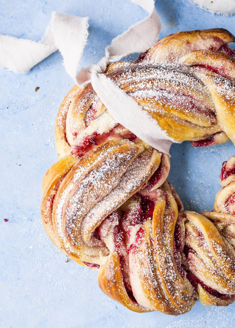 Briochekranz mit Himbeeren