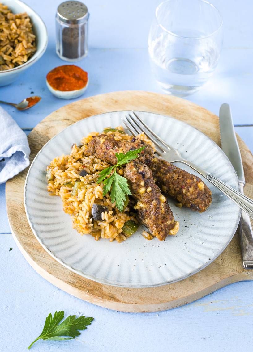 Cevapcici mit Gemüsereis