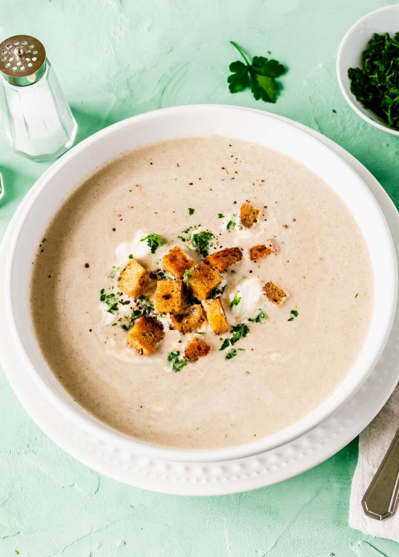 Champignoncremesuppe mit Creme fraîche-Swirl