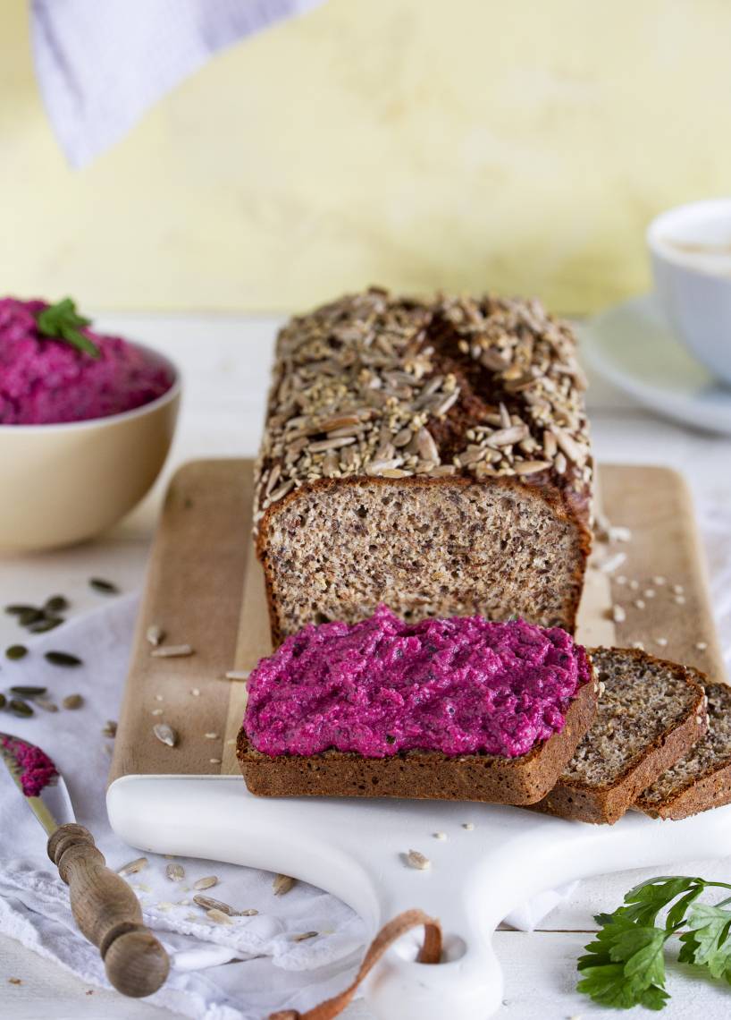 Eiweißbrot mit Rote-Bete-Creme