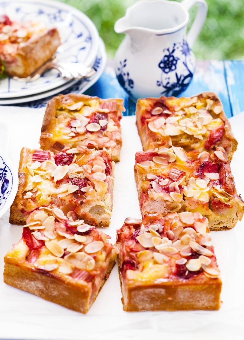 Erdbeer-Rhabarberkuchen mit Schmand