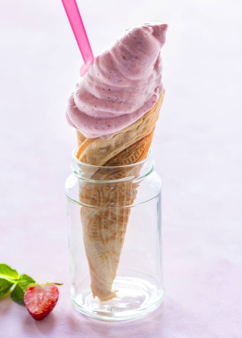 Erdbeer-Softeis mit Minze