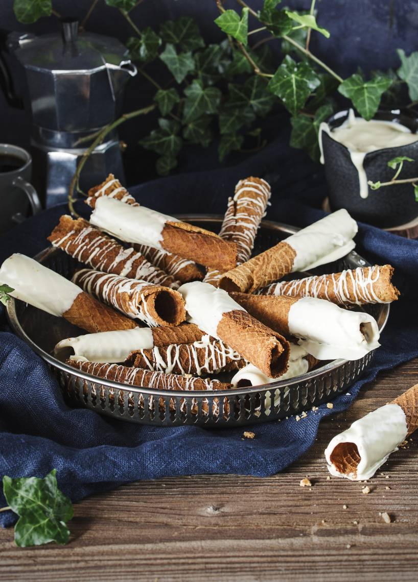 Espressowaffelröllchen mit weißer Schokoglasur