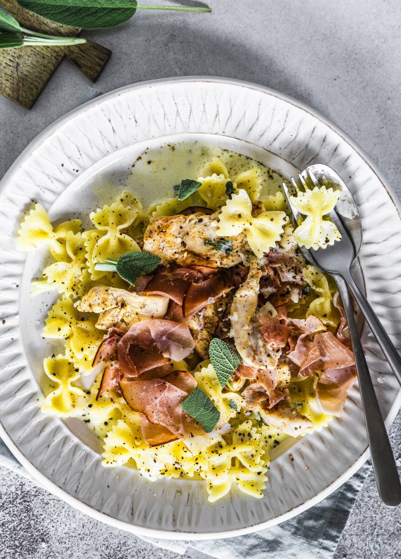 Farfalle mit Hähnchen in Saltimbocca-Soße