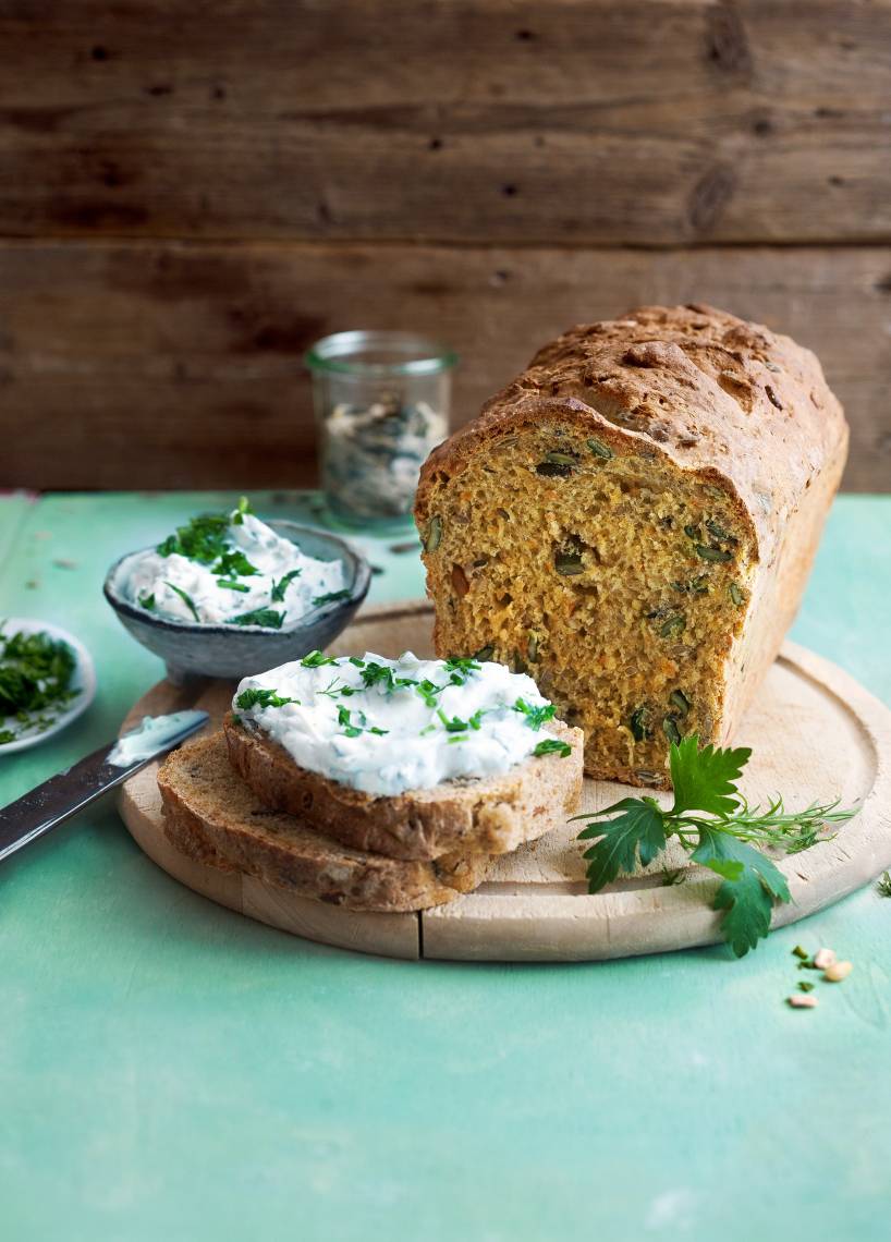 Frühlingsbrot mit frischem Kräuterquark