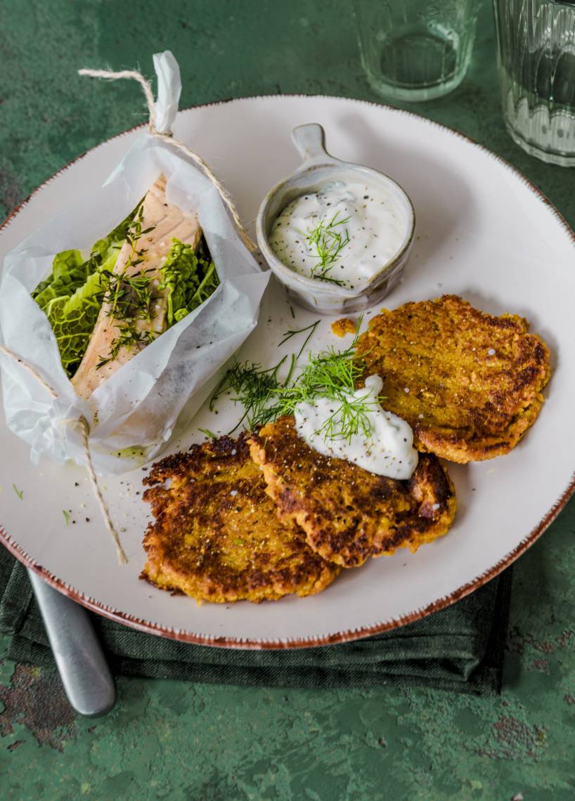 Gedämpfter Lachs mit Süßkartoffelrösti und Schmanddip