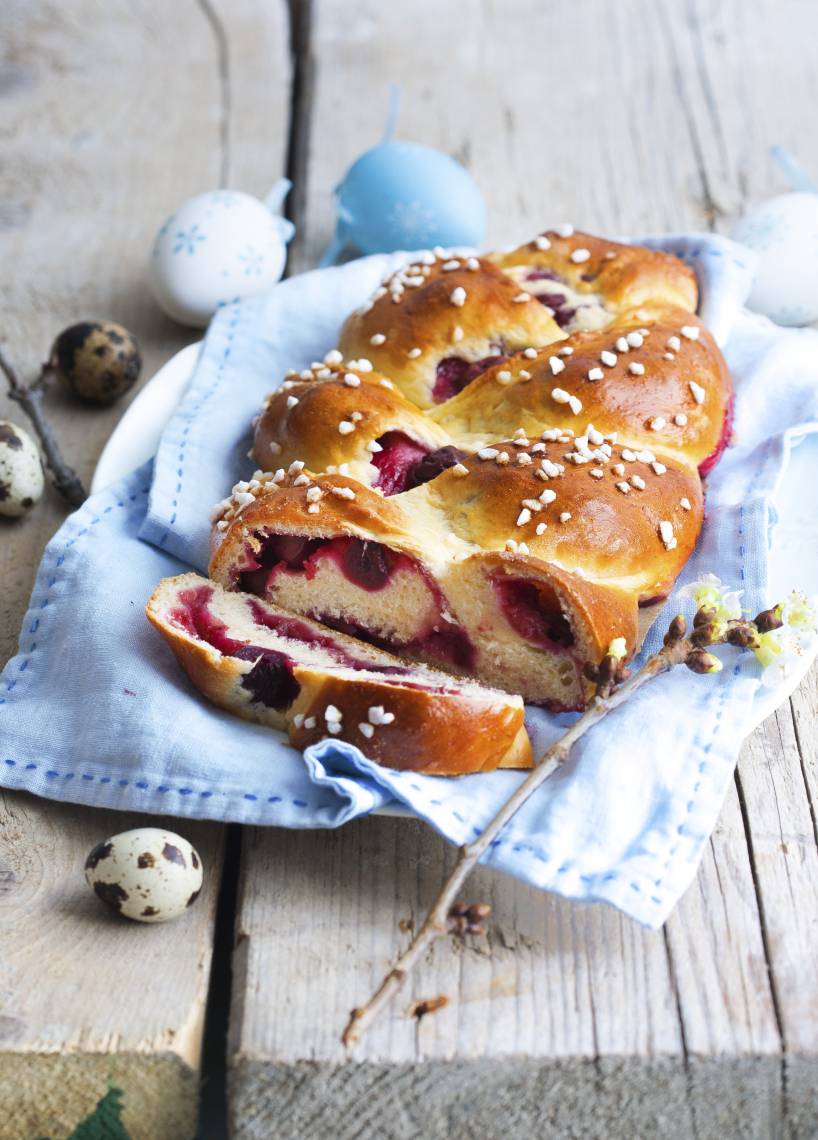 Gefüllter Hefezopf mit Kirschen