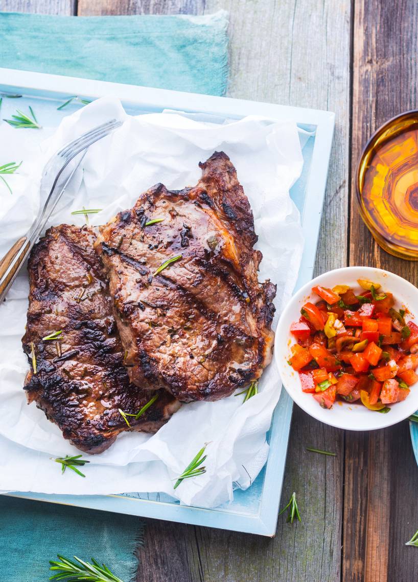 Gegrillte Rindersteaks in Kräuter-Oliven-Marinade mit Tomatensalsa