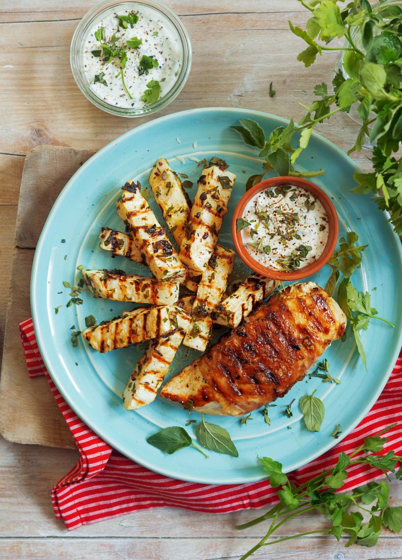 Gegrilltes Hähnchenbrustfilet im Pancettamantel mit Sellerie und Parmesandip