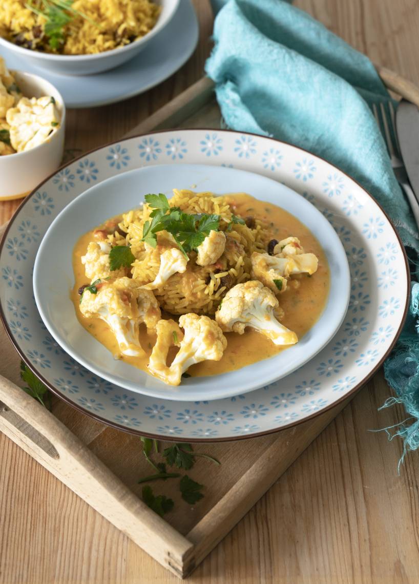 Gelber Curryreis mit Gemüserahmroße