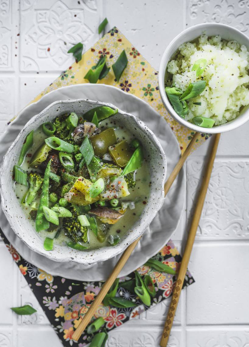 Grünes Kokos-Gemüse-Curry mit Blumenkohlreis