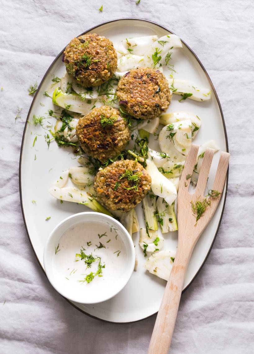 Grünkernbratlinge mit Fenchelgemüse und Joghurtdip