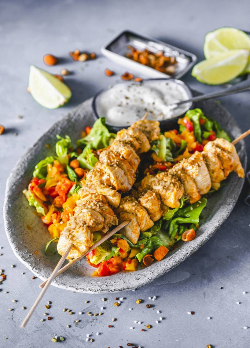 Hähnchenspieße mit Paprikasalat und Dip