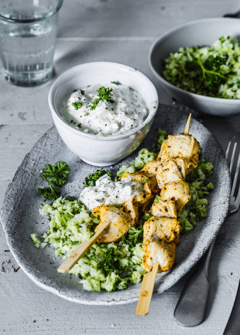 Hähnchenspieße mit Zaziki und Krautsalat