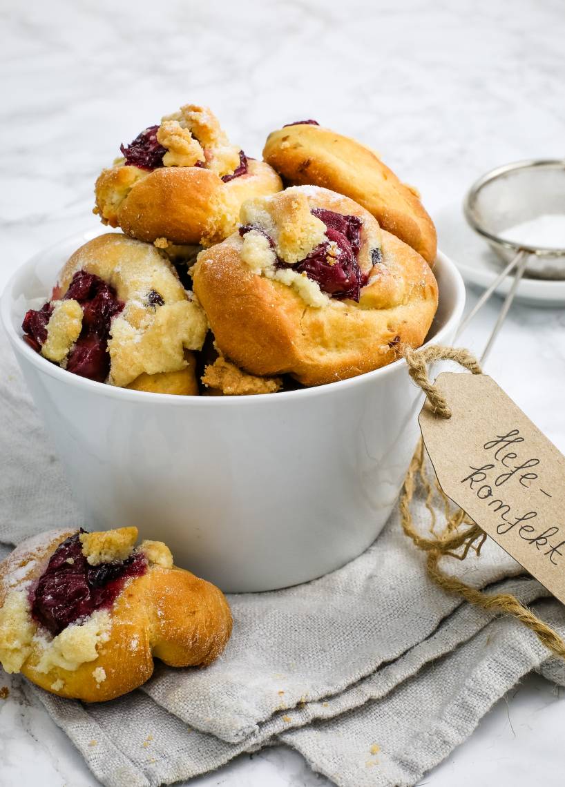Hefe-Konfekt mit Cranberrys und Kirschen