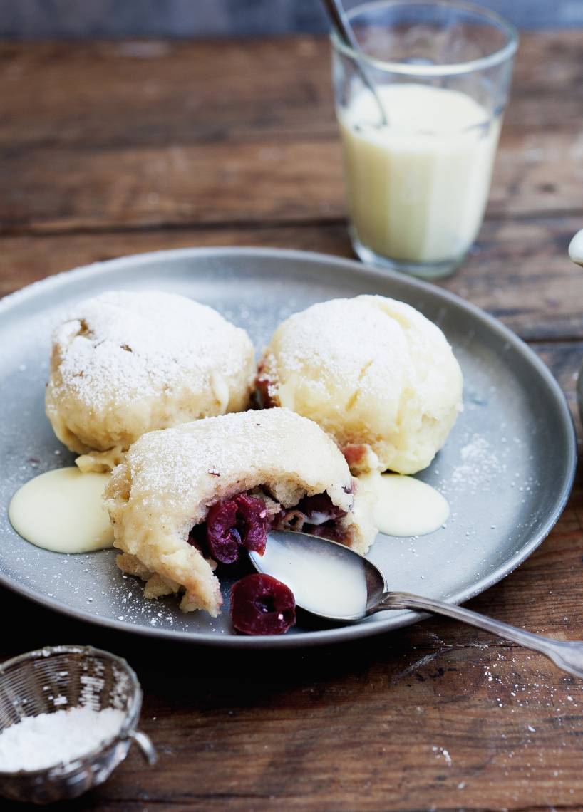 Heiße Kirschdampfnudeln