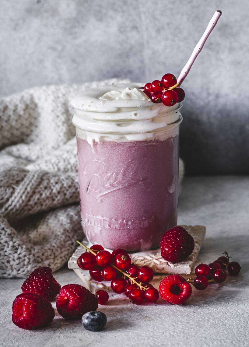 Hot Pink Drink - alkoholfrei (mit selbstgemachtem Sirup), mit Vanille-Schlagsahnehaube