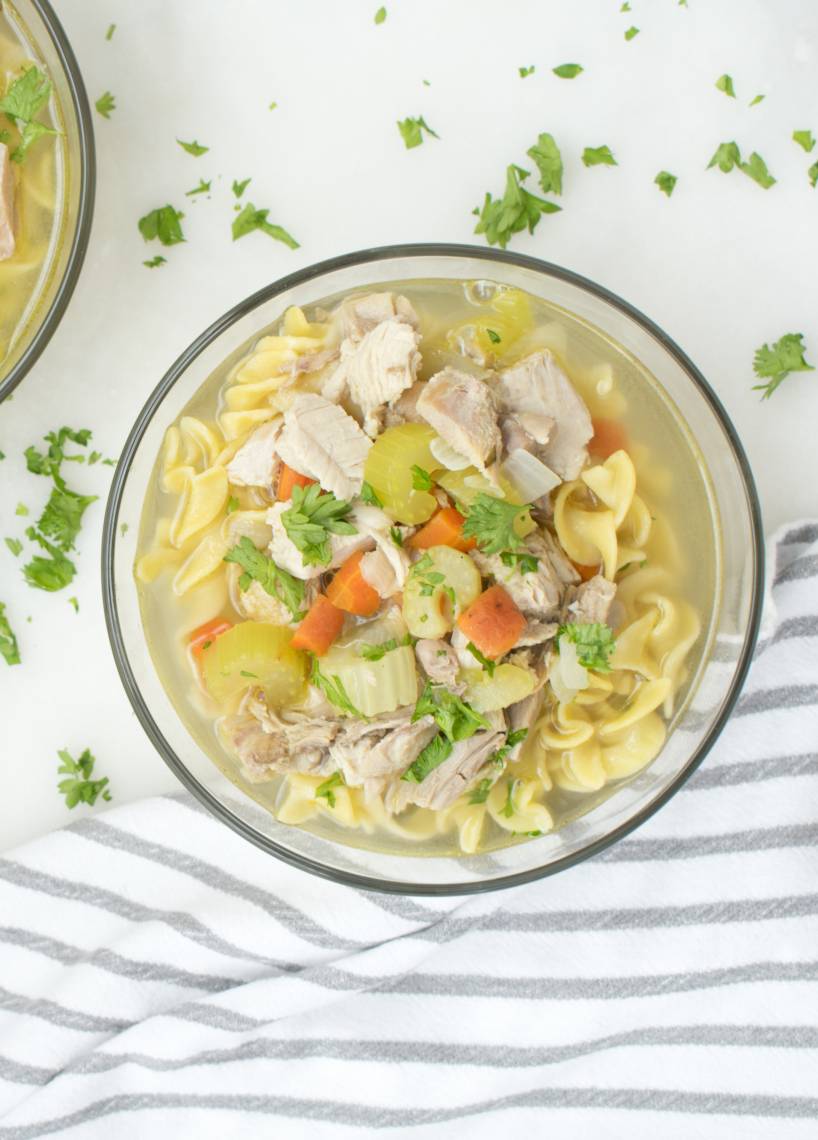 Hühnersuppe mit Nudeln und Karotten