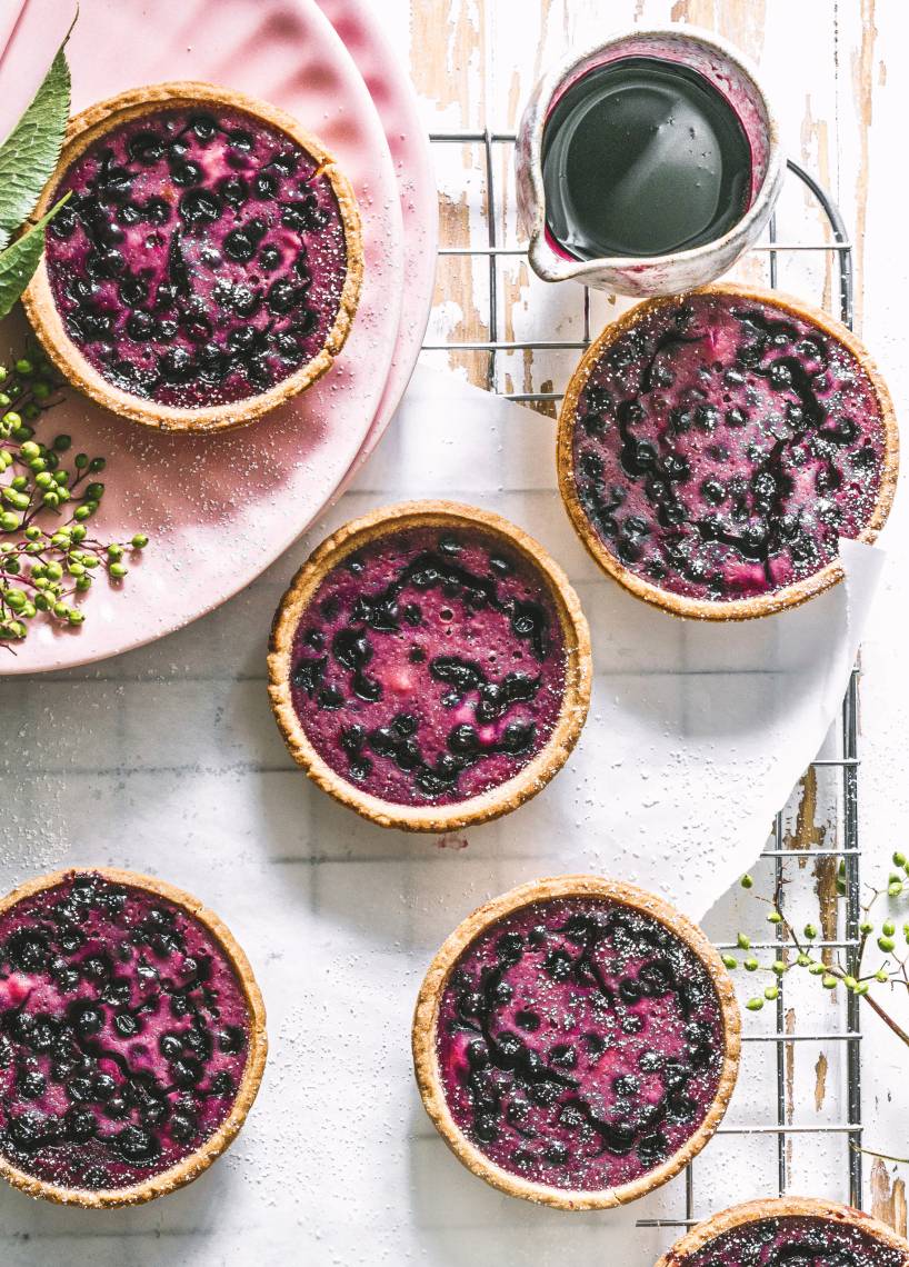 Käsekuchen-Tartelettes mit Holunderbeeren