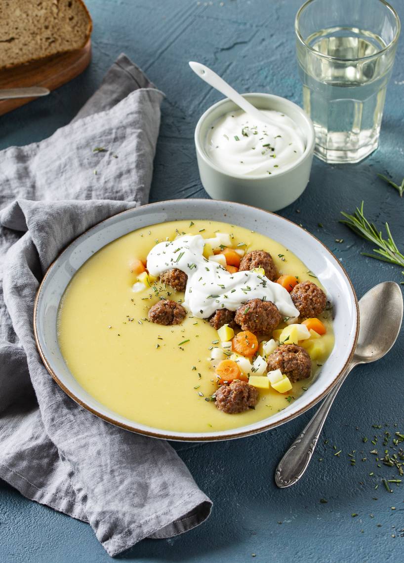 Kartoffelsuppe mit Hackbällchen und Schmand