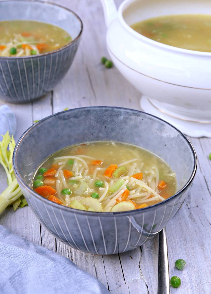 Klare Gemüsesuppe mit Nudeln