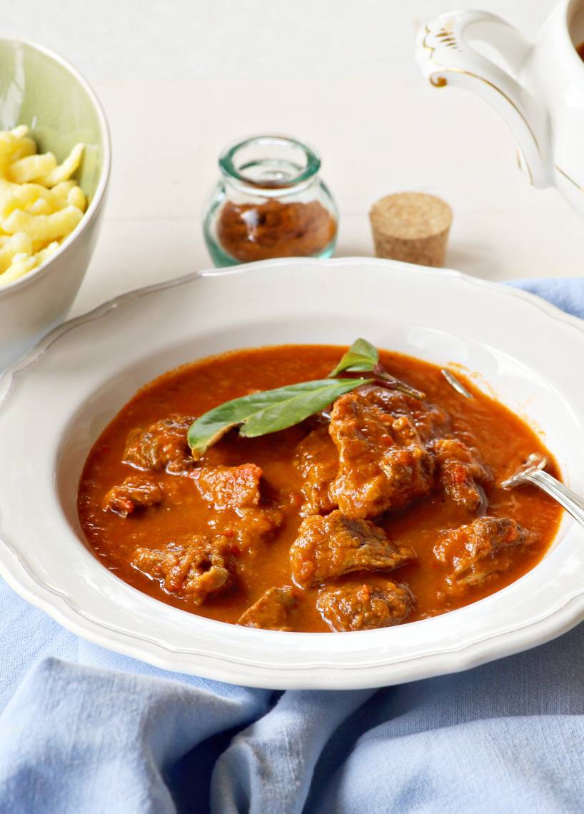 Klassisches Rindergulasch mit Spätzle