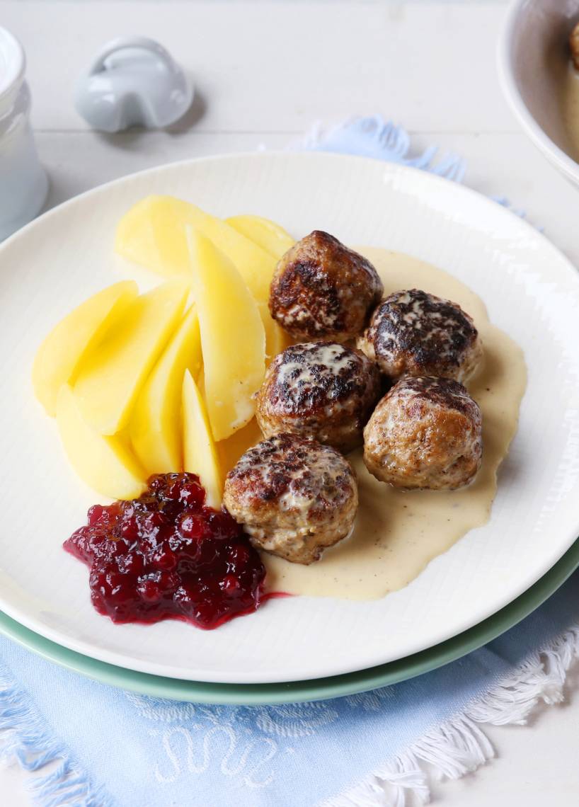 Köttbullar mit Kartoffeln und Preiselbeeren