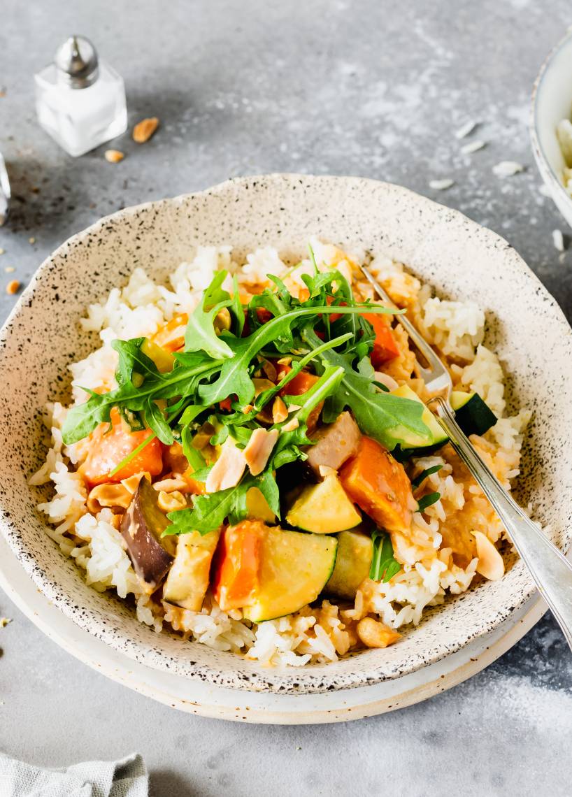 Kokos-Kürbistopf mit Erdnussbutter auf Jasminreis