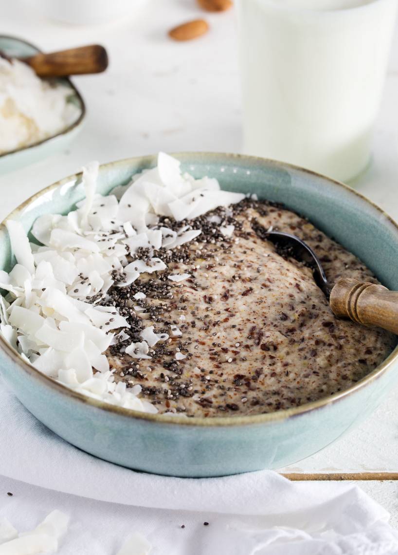 Kokos-Mandel-Porridge mit Samen