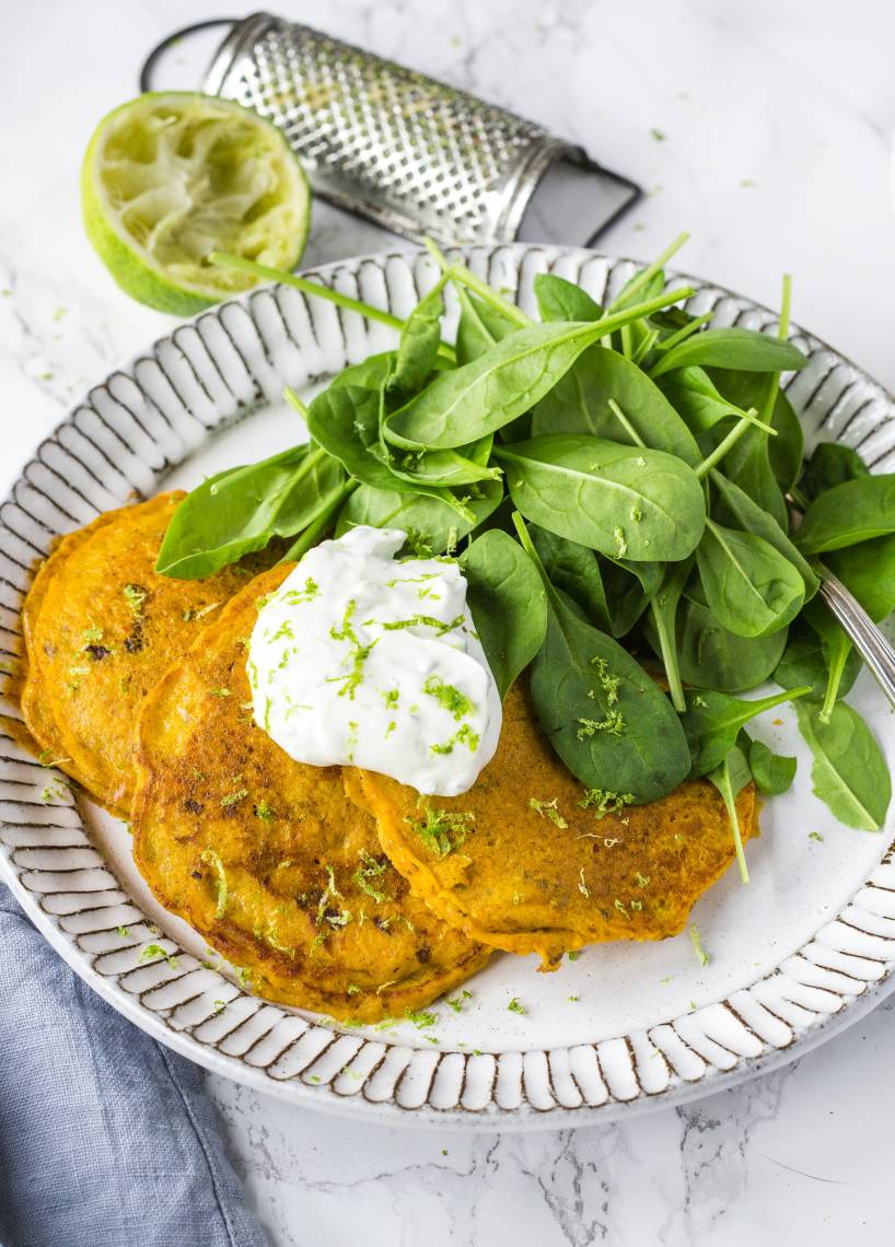 Kürbis-Karotten-Puffer mit Kräuter-Limetten-Quark