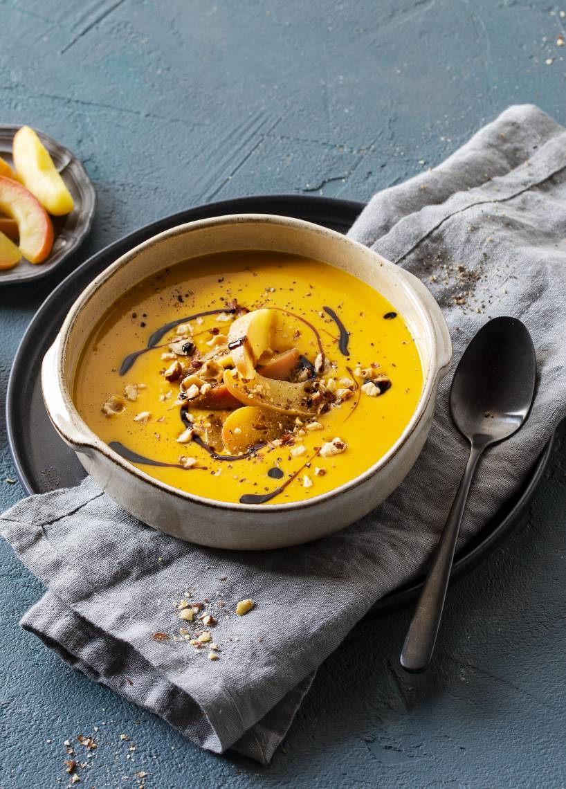 Kürbissuppe mit Äpfeln und Haselnüssen