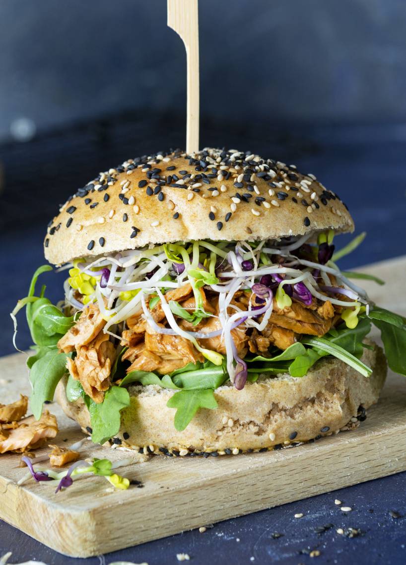 Lachs Burger (Dinkelbrioche, Pulled Lachs in Teriyaki-Soße, Rucola, Sprossen)