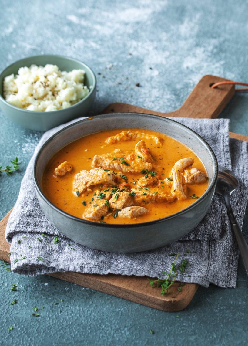 Low-Carb-Putengulasch in roter Sahnesoße